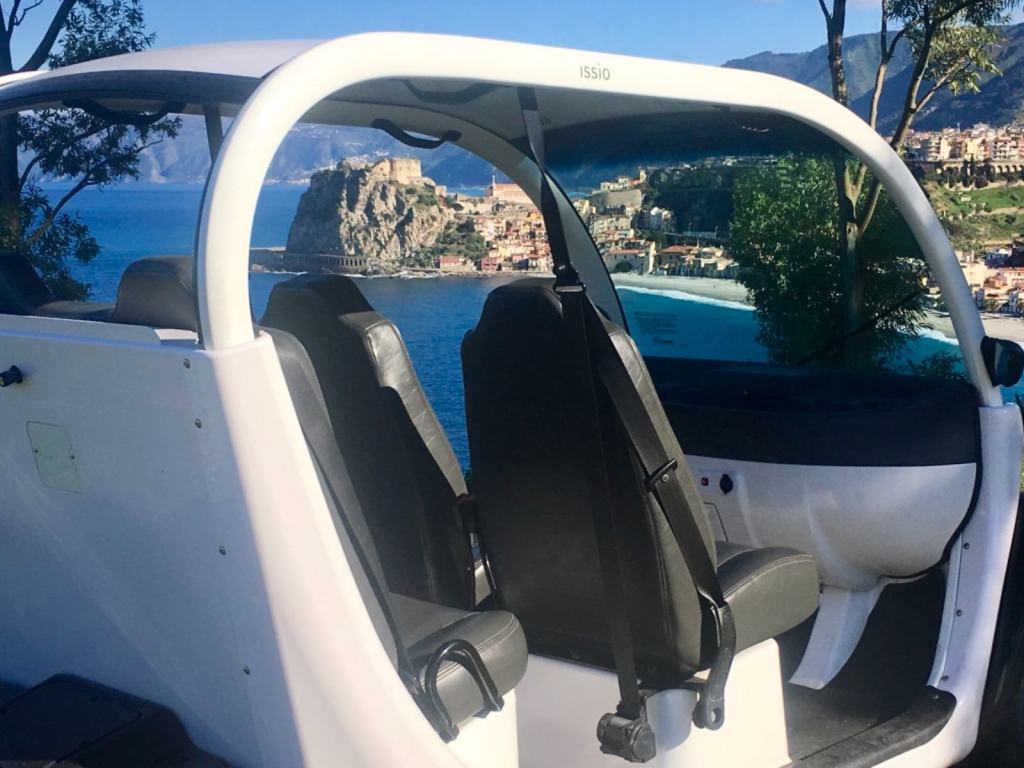 Scilla, ape 50 al tramonto. Il turismo viaggia in auto elettrica