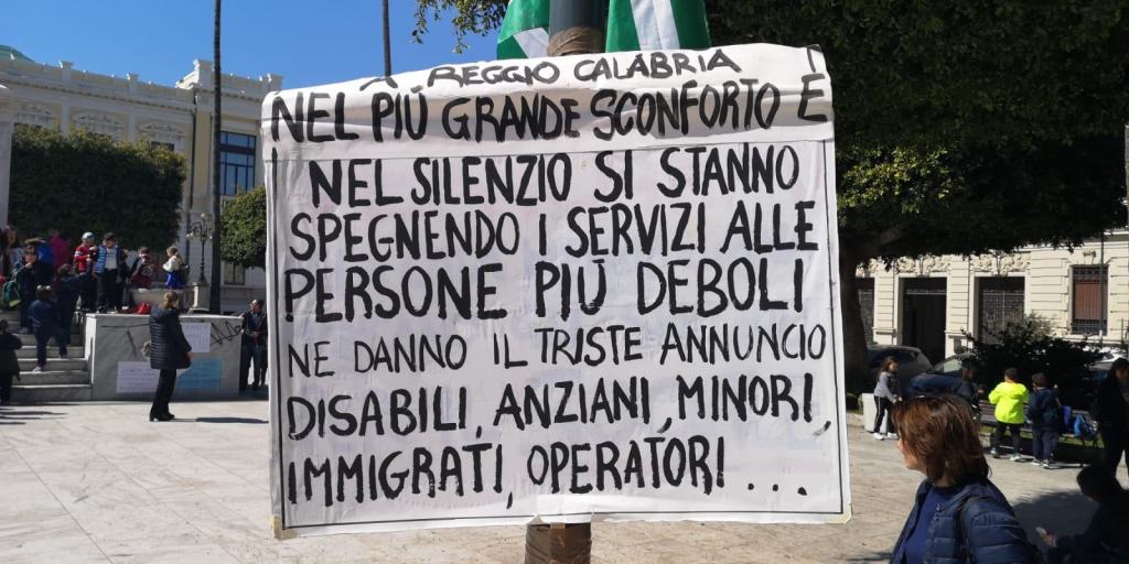 Cooperative sociali, sit-in a Palazzo S.Giorgio. Il vice-sindaco Neri: “Risolveremo presto il problema”
