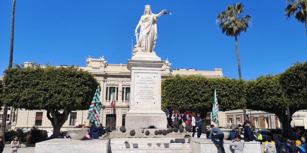 Reggio – Sit in di protesta a piazza Italia: ‘Sommersi dai rifiuti e senz’acqua’