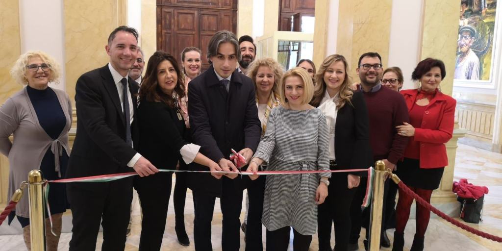 Palazzo Alvaro, taglio del nastro per la mostra fotografica dedicata alle donne