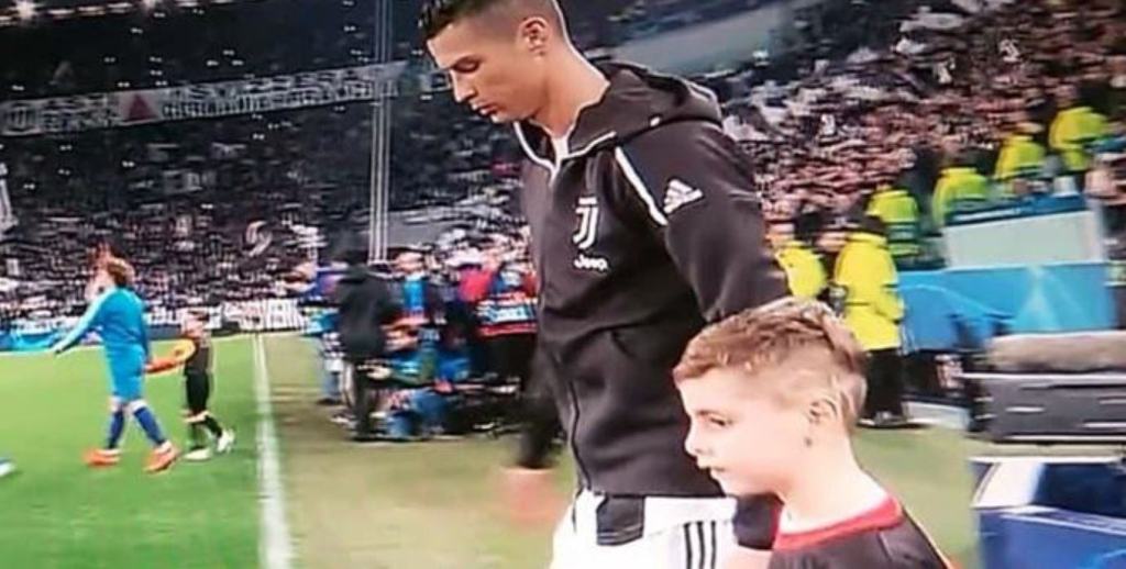 Juventus da urlo in Champions, bambino calabrese entra in campo con Cristiano Ronaldo