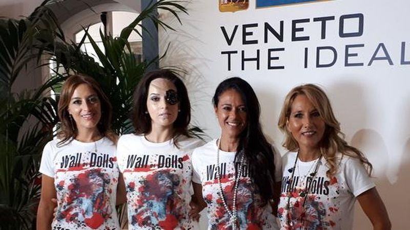 Festa della Donna, Giusy Versace inaugura il “Wall of Dolls”