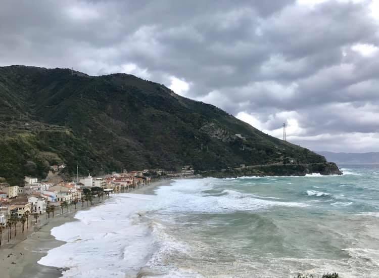 Maltempo in Calabria, Arpacal: ‘Onde fino a 5 metri sulla fascia tirrenica’