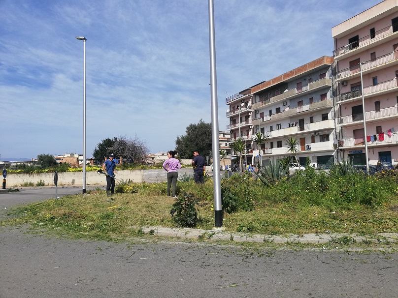 A Reggio Calabria esempio di buona cittadinanza: volontari puliscono rotonda