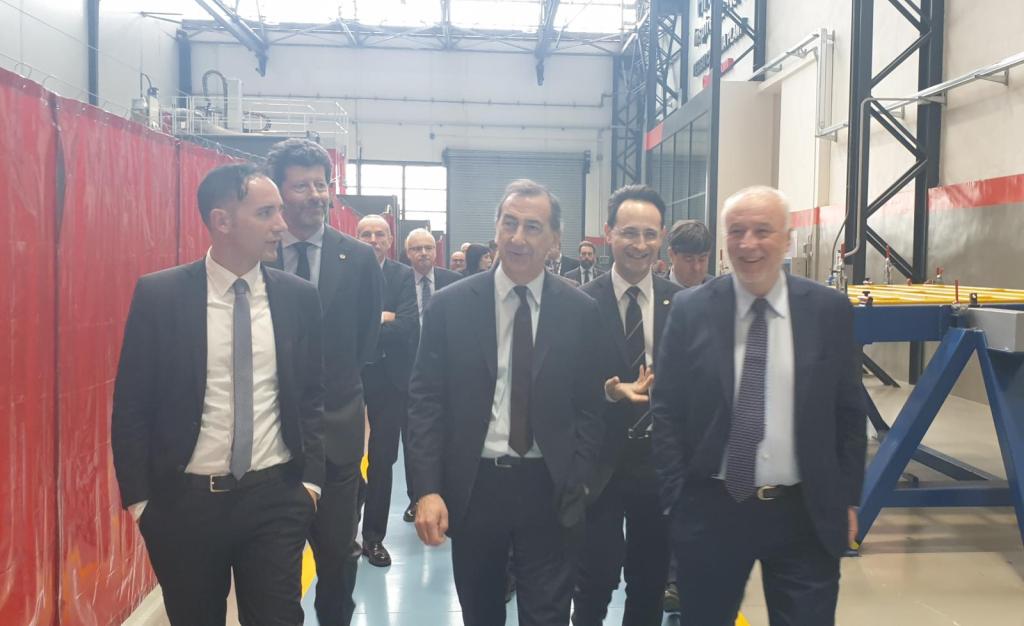 Sala visita lo stabilimento Hitachi: “Sulla nuova M4 di Linate il primo treno made in Reggio”