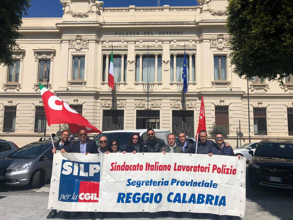 Mobilitazione poliziotti reggini: “6 euro di aumento in busta paga. Chiediamo che ci restituiscano piena dignità”