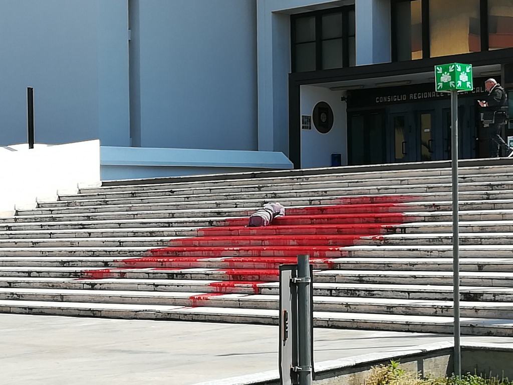 Manichino senza testa sulle scale del Consiglio Regionale: “FEM.IN” rivendica l’azione