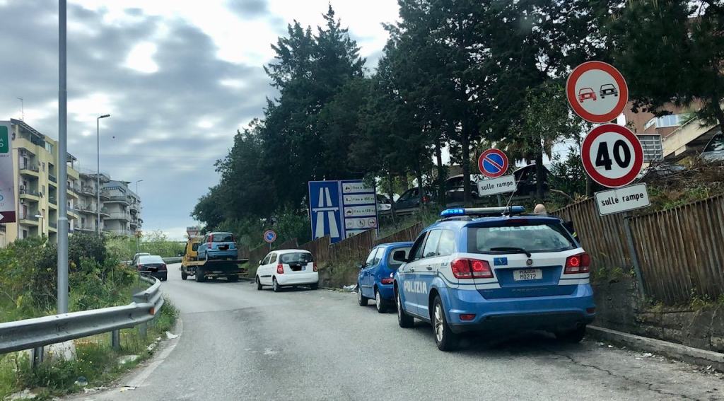 Reggio, operazioni di rimozione di autovetture nei pressi dell’Ospedale Riuniti