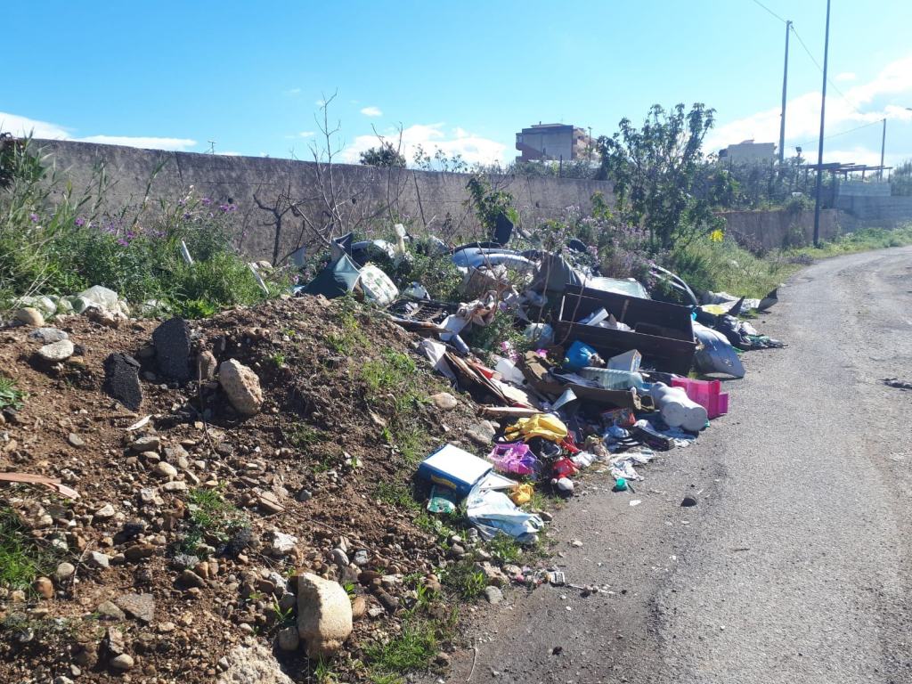 Reggio, situazione indecorosa nel quartiere di Salice Calabro – FOTO