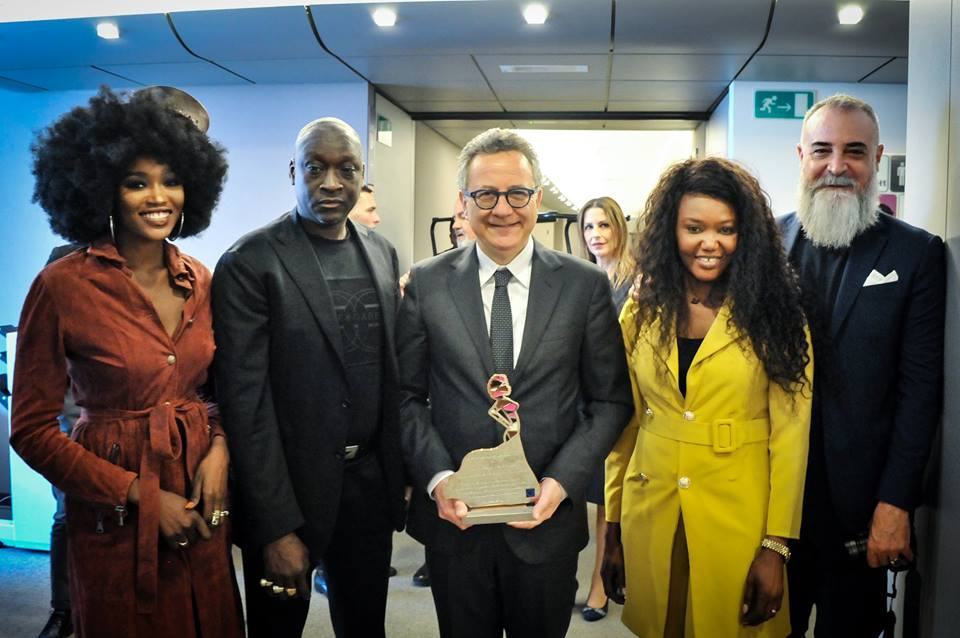 Al Parlamento Europeo brilla il Premio “La moda veste la pace” firmato dal Maestro Gerardo Sacco