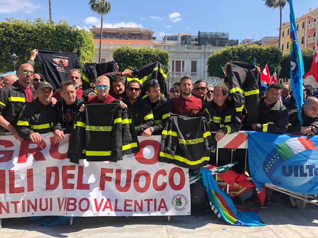 Situazione precaria per i vigili del fuoco calabresi, i lavoratori si rivolgono al Vescovo Bertolone