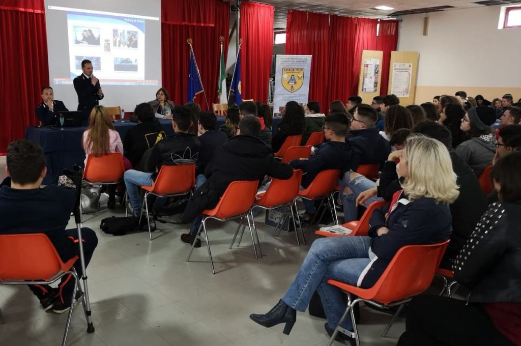 Istituto Alberghiero Villa San Giovanni, gli studenti incontrano la Polizia Ferroviaria – FOTO