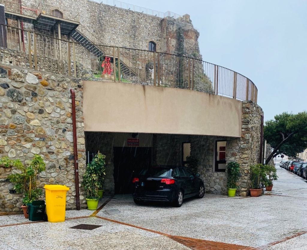 Reggio, stravagante ‘parcheggio’ davanti al Castello Aragonese