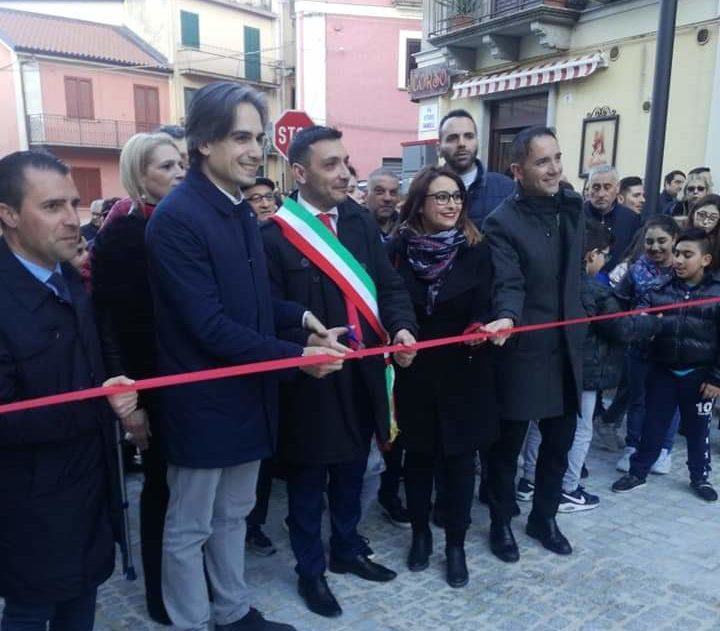 Cinquefrondi torna a risplendere: taglio del nastro per via Castello