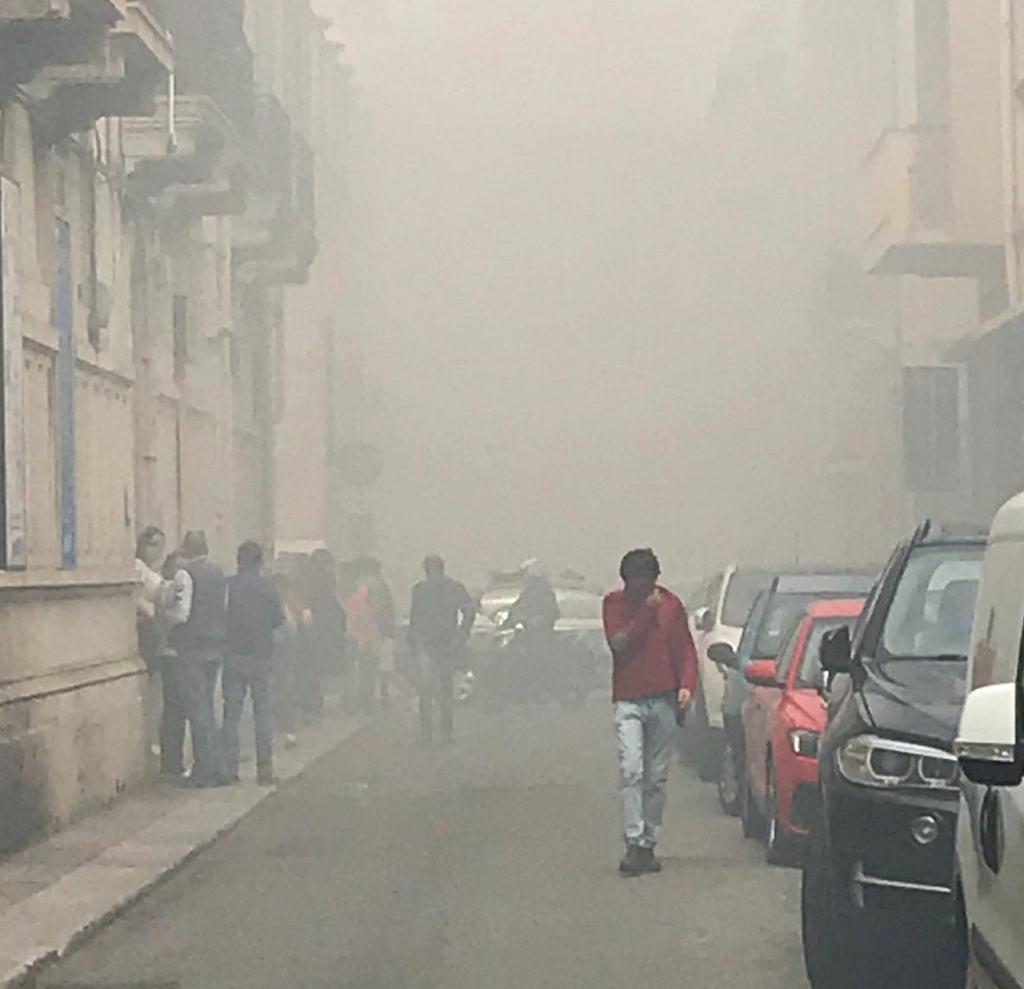 Reggio, incendio devasta due macchine nel cuore della città – FOTO