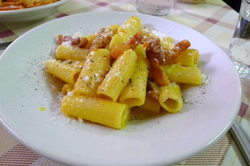 Carbonara Day, il mondo festeggia il piatto italiano. A Reggio Calabria si festeggia da Zio Fedele