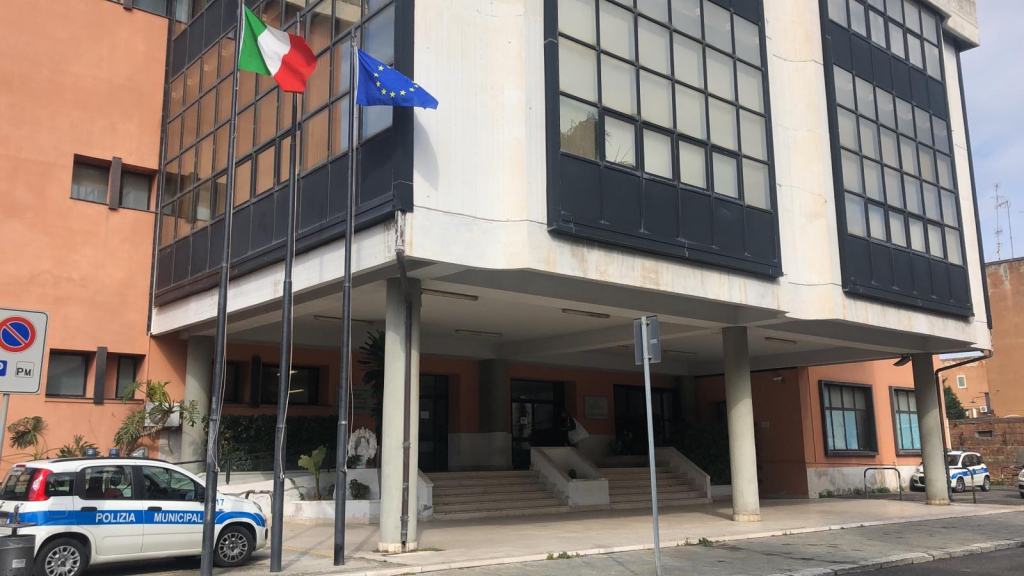 Reggio – Investe donna e scappa, la fuga è finita: uomo si presenta al Comando di Polizia