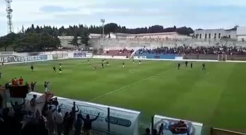 Reggina, la passione dei tifosi amaranto a Vibo: “Vincere” – Video