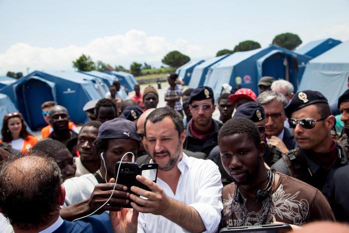 Salvini a San Ferdinando: selfie con i migranti e una risposta ai catanzaresi…