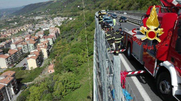 Suicidio in autostrada in Calabria, uomo si getta da un viadotto dell’A2 e muore