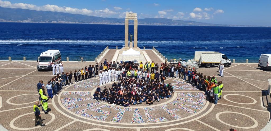 #PlasticFreeGc, a Reggio centinaia di studenti puliscono le spiagge