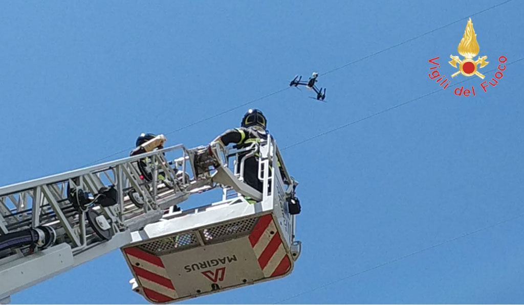 Calabria, drone resta impigliato su cavi alta tensione