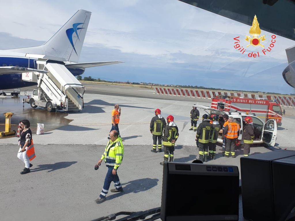 Aeroporto di Lamezia, paura in pista per una perdita di carburante – FOTO