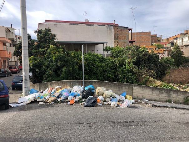Strade invase dai rifiuti, Reggio regno di inciviltà. Altro che ‘plastic free’…quando la smetteremo?