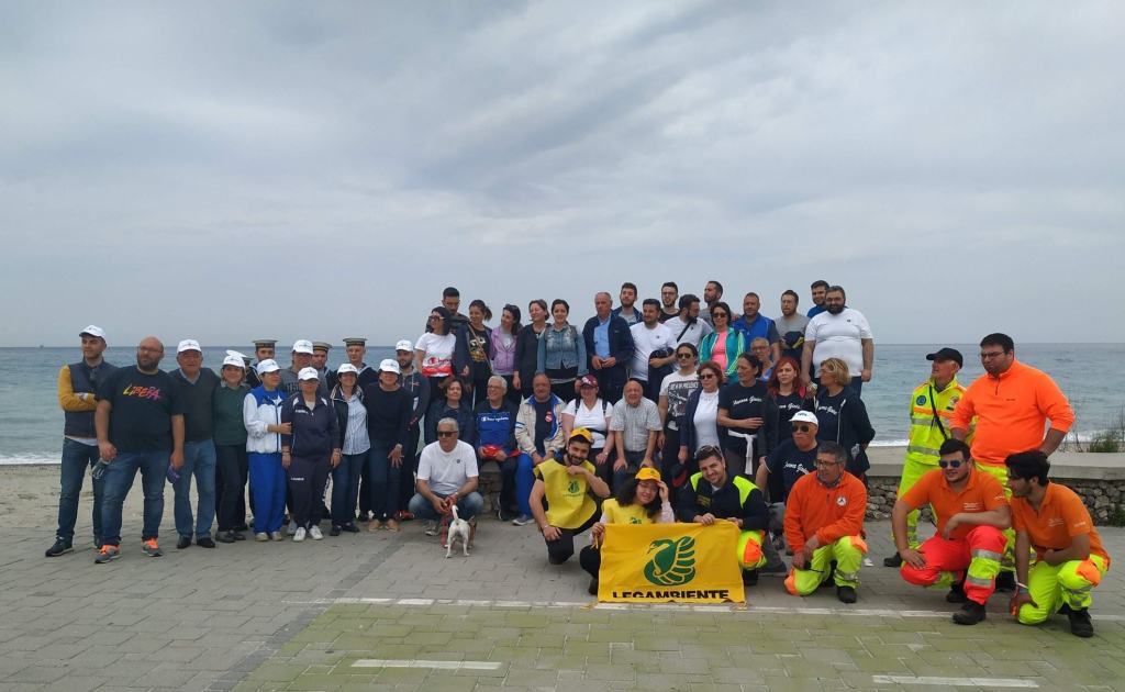 Legambiente in azione, centinaia di volontari ripuliscono le spiagge della provincia reggina