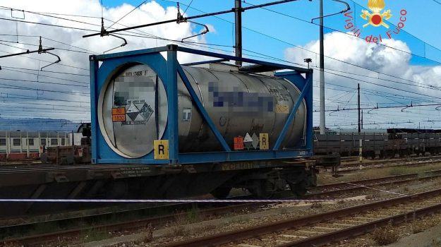 Villa S. Giovanni, paura per la fuoriuscita di acido solforico da una ferrocisterna