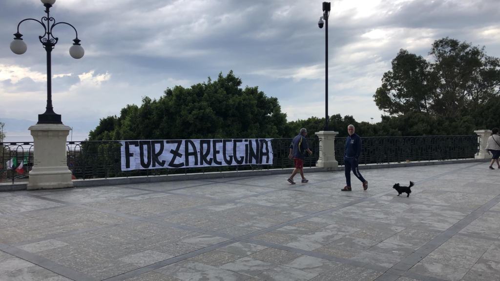 Reggina, le strade di Reggio invase da striscioni