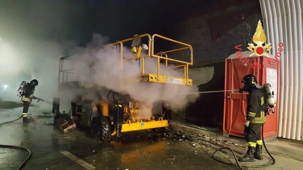 Calabria, mezzo da cantiere a fuoco. Galleria invasa dal fumo