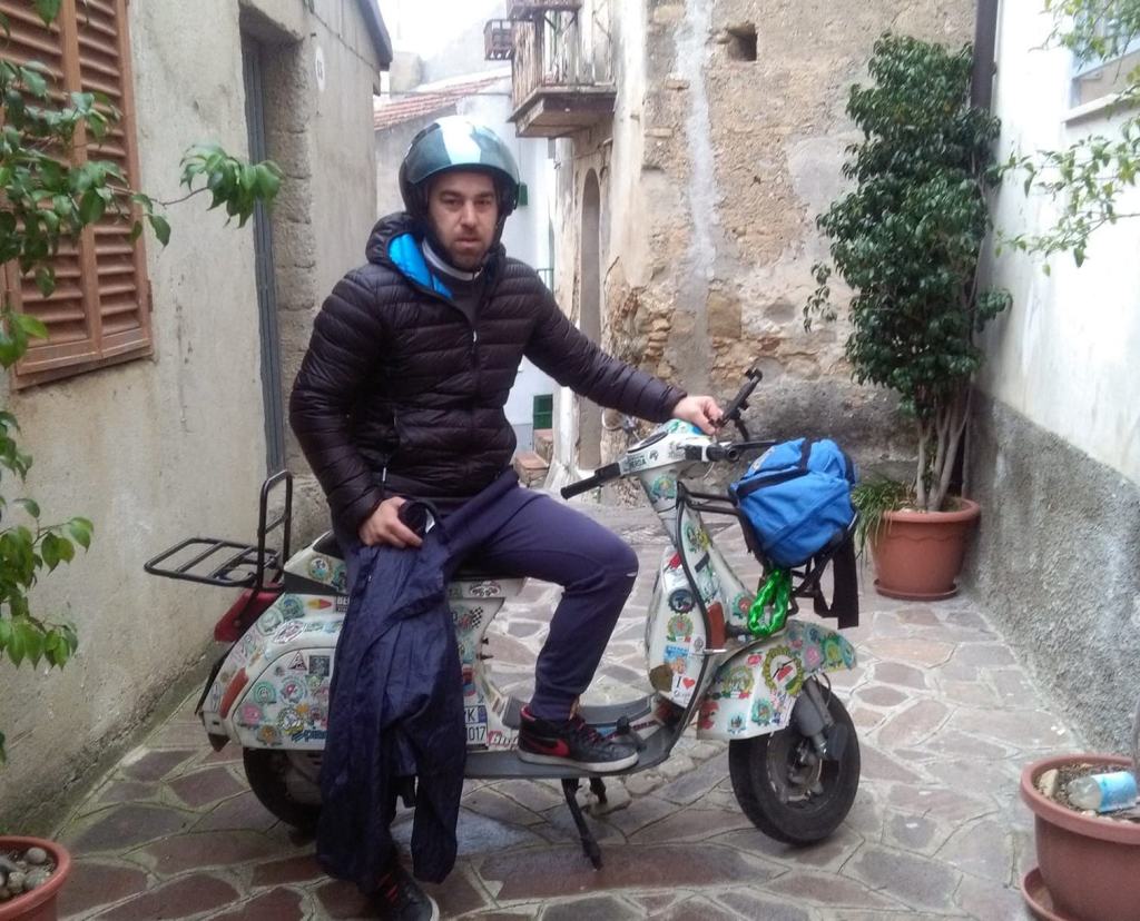 Il calabrese Andrea Fucile alla scoperta dell’Europa in Vespa