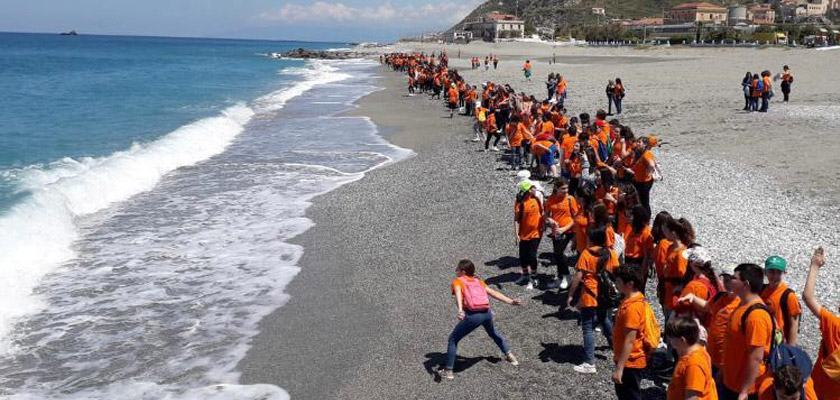 ‘Un mare d’a…mare”. In Calabria quasi 500 studenti puliscono le spiagge
