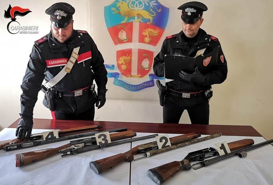 Detenzione illegale di armi, inseguimento e arresto in provincia di Reggio Calabria