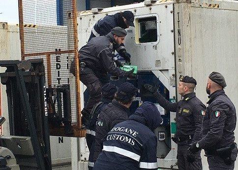 Guardia di Finanza Reggio Calabria, sequestrati 53 kg di cocaina nascosti in un carico di frutta esotica