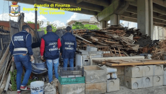 Reggio Calabria, individuata discarica abusiva. Area di 1500mq con rifiuti speciali