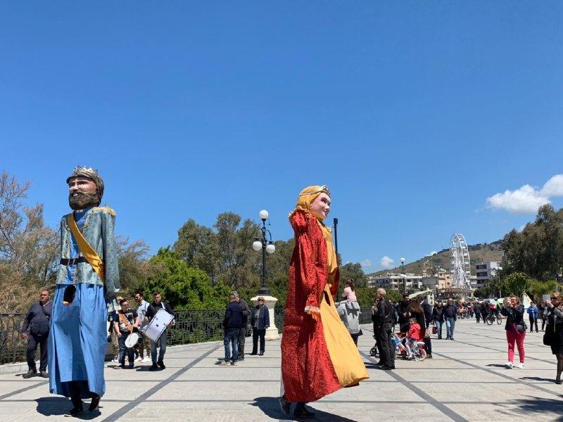 Il gigante e la gigantessa sfilano sul lungomare Falcomatà – FOTO