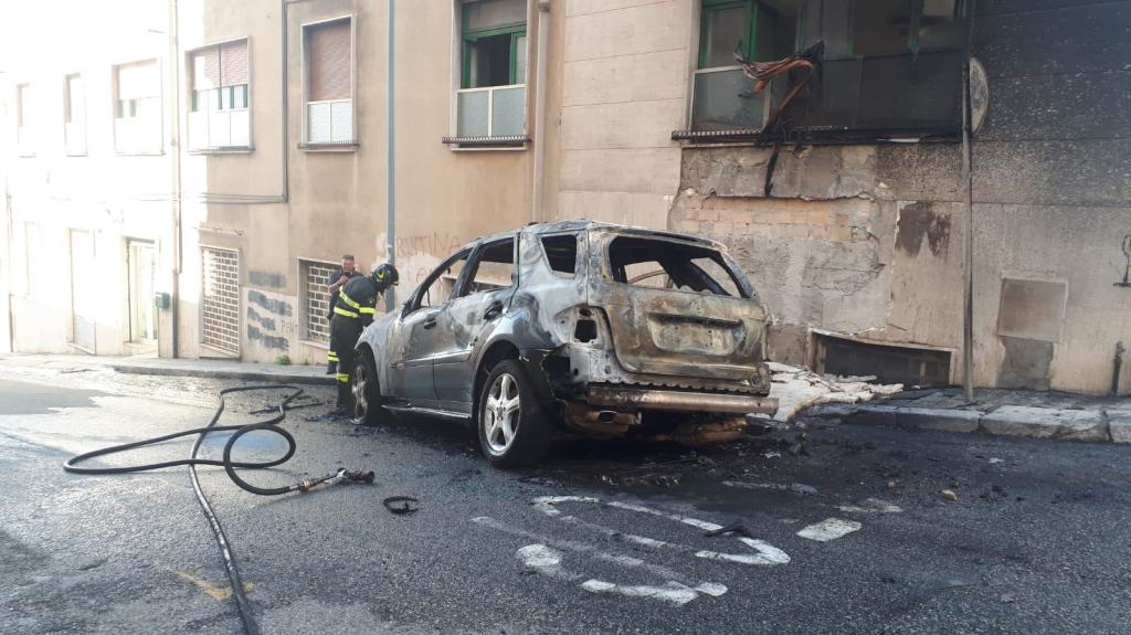 Reggio, automobile in fiamme nel centro città – FOTO