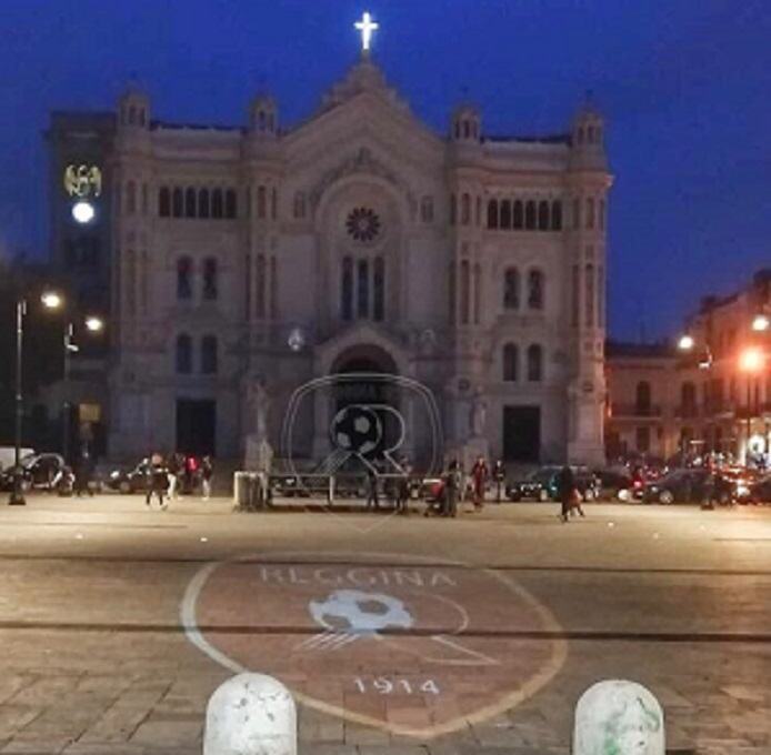 Calcio – Proiezione suggestiva in Piazza Duomo con il logo della Reggina