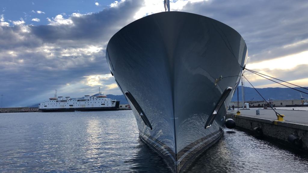 Al porto di Reggio Calabria ‘Pacific’, un mega yacht da 86 metri – FOTO