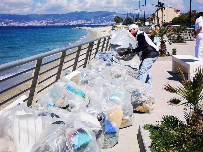 ‘Ripuliamo le spiagge’, l’iniziativa Legambiente fa tappa a Reggio Calabria e provincia