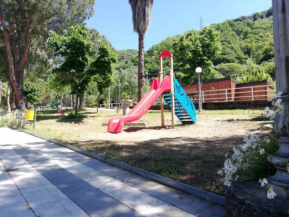 San Roberto, installate le nuove giostrine nel Parco Comunale – FOTO