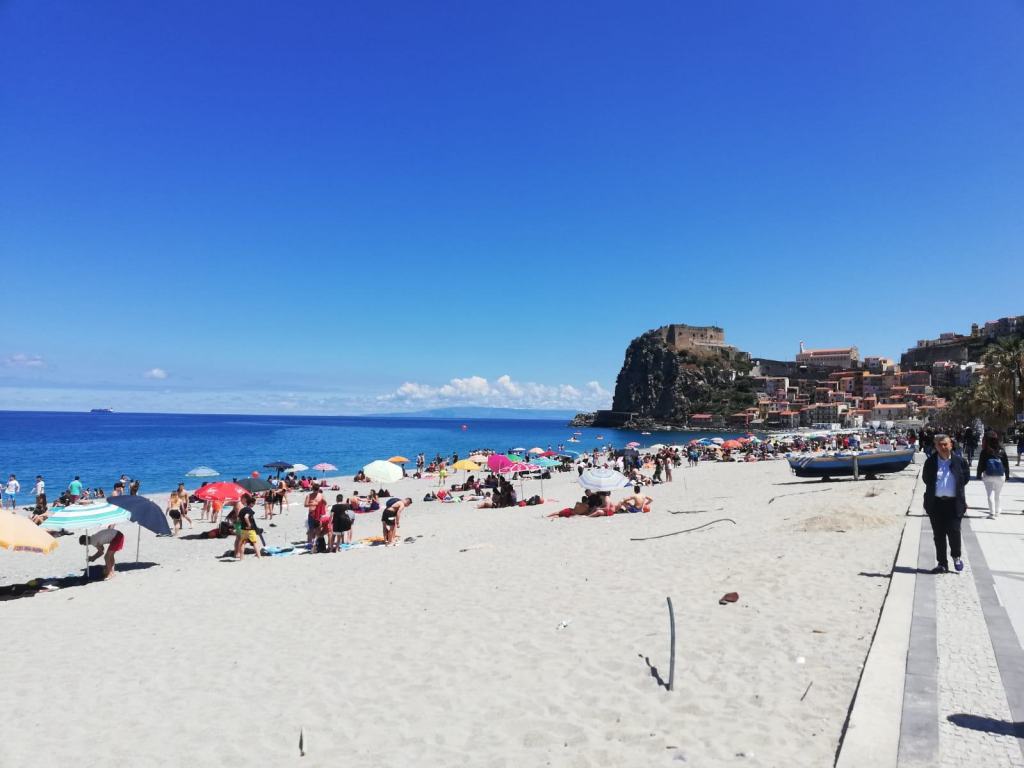 Scilla torna a popolarsi, tantissimi turisti per il 1° maggio – FOTO