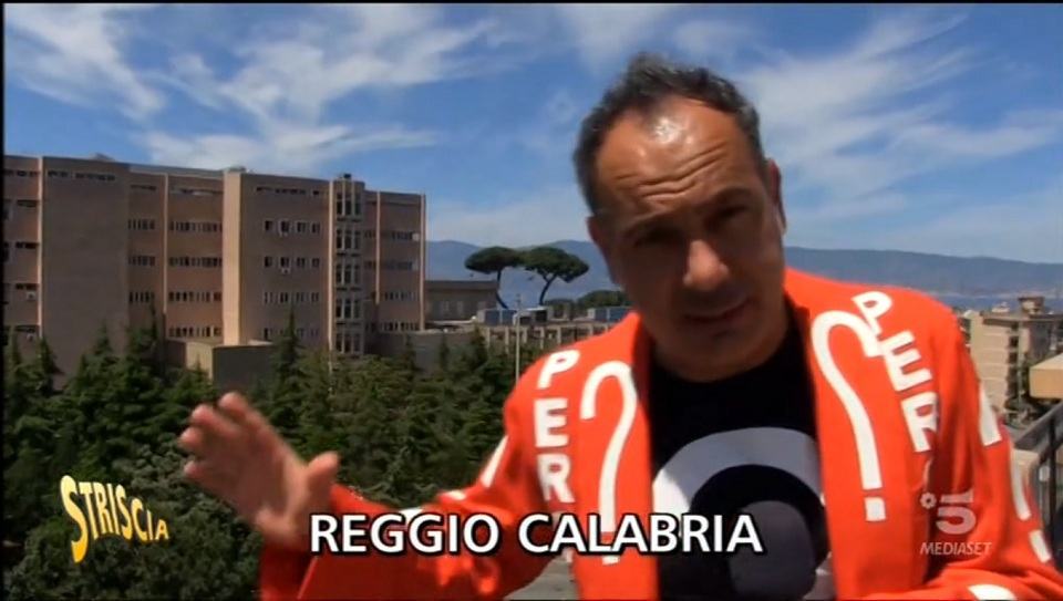 Striscia la Notizia al Riuniti di Reggio Calabria: “Pazienti abbandonati nei corridoi”