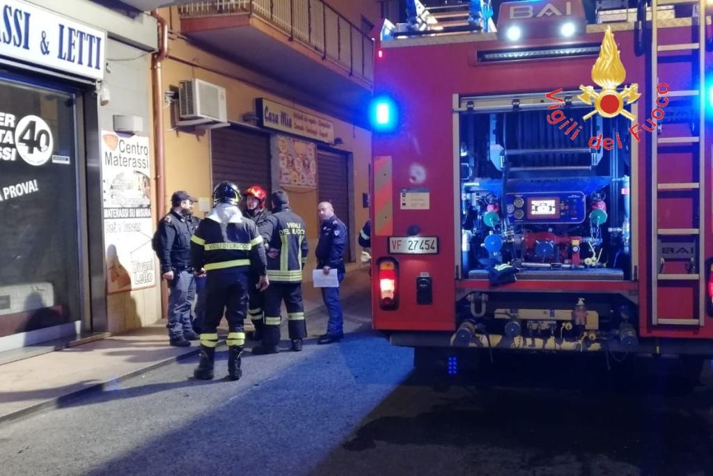 Calabria, un incendio distrugge un’attività commerciale