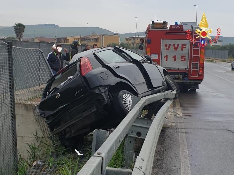 Calabria, perde il controllo dell’auto e finisce contro il guardrail: l’intervento dei Vigili del Fuoco