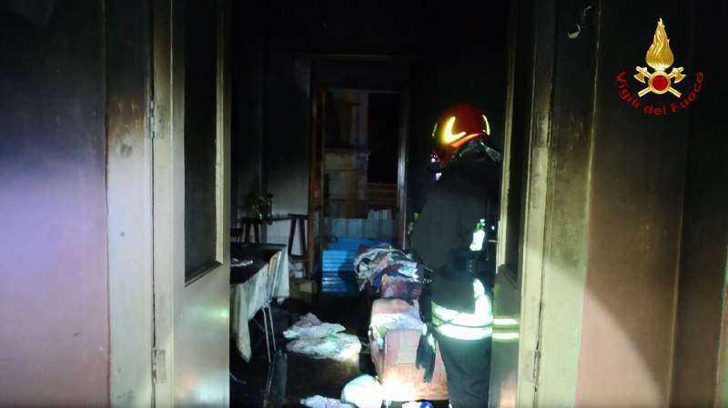 Vibo Valentia, a fuoco palazzina di tre piani. Incendio domato