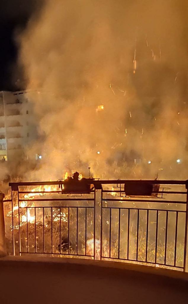 Reggio, grosso incendio illumina la notte