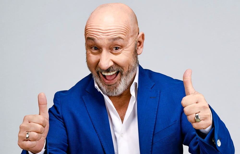 Maurizio Battista torna a Reggio Calabria con il suo show ‘Qualcosa non mi quadra’